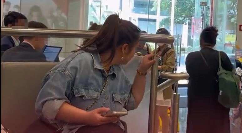 及後她氣沖沖離開銀行