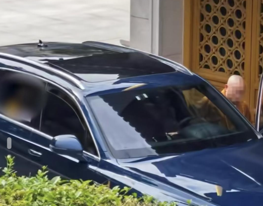 浙江省海寧市小普陀禪寺傳出有一名僧人開賓利(Bentley)豪車,載女眷出入寺廟,車上還有一名女孩,引發關注。海寧市佛教協會周二(7日)澄清,車是香客的,僧人當時只是幫不熟悉道路的信眾代駕。