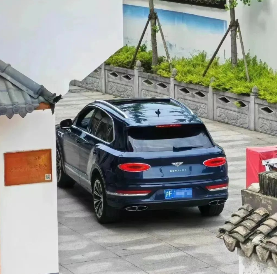 浙江省海寧市小普陀禪寺傳出有一名僧人開賓利(Bentley)豪車,載女眷出入寺廟,車上還有一名女孩,引發關注。海寧市佛教協會周二(7日)澄清,車是香客的,僧人當時只是幫不熟悉道路的信眾代駕。