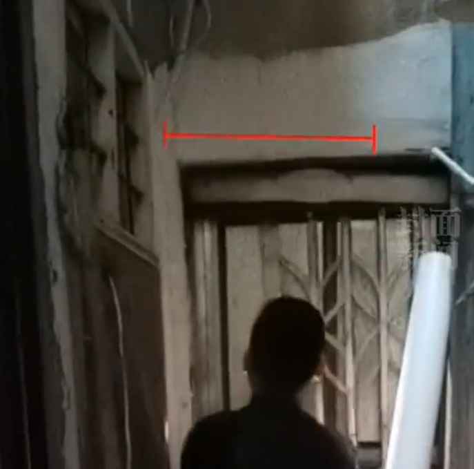 浙江省溫州市一處夾在兩棟房之間、入戶通道不到半米的「夾縫房」,4月30日於拍賣平台以238萬元(人民幣,下同,約262萬港元)成交,雖然「夾縫房」其實難以入住,但因有雙學區「加持」下仍成搶手貨。(影片截圖)