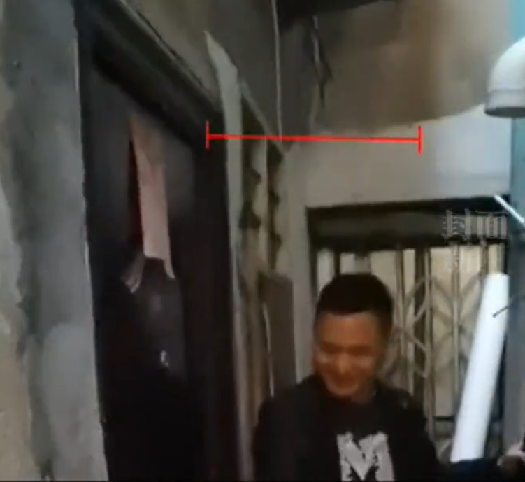 浙江省溫州市一處夾在兩棟房之間、入戶通道不到半米的「夾縫房」,4月30日於拍賣平台以238萬元(人民幣,下同,約262萬港元)成交,雖然「夾縫房」其實難以入住,但因有雙學區「加持」下仍成搶手貨。(影片截圖)