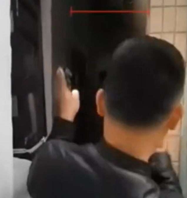 浙江省溫州市一處夾在兩棟房之間、入戶通道不到半米的「夾縫房」,4月30日於拍賣平台以238萬元(人民幣,下同,約262萬港元)成交,雖然「夾縫房」其實難以入住,但因有雙學區「加持」下仍成搶手貨。(影片截圖)