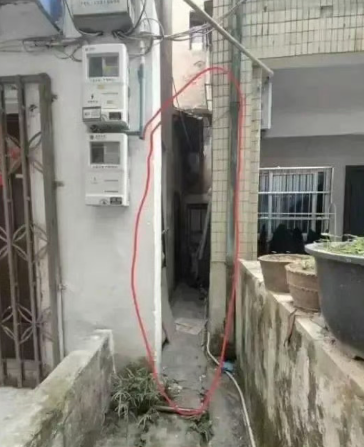 浙江省溫州市一處夾在兩棟房之間、入戶通道不到半米的「夾縫房」,4月30日於拍賣平台以238萬元(人民幣,下同,約262萬港元)成交,雖然「夾縫房」其實難以入住,但因有雙學區「加持」下仍成搶手貨。(影片截圖)