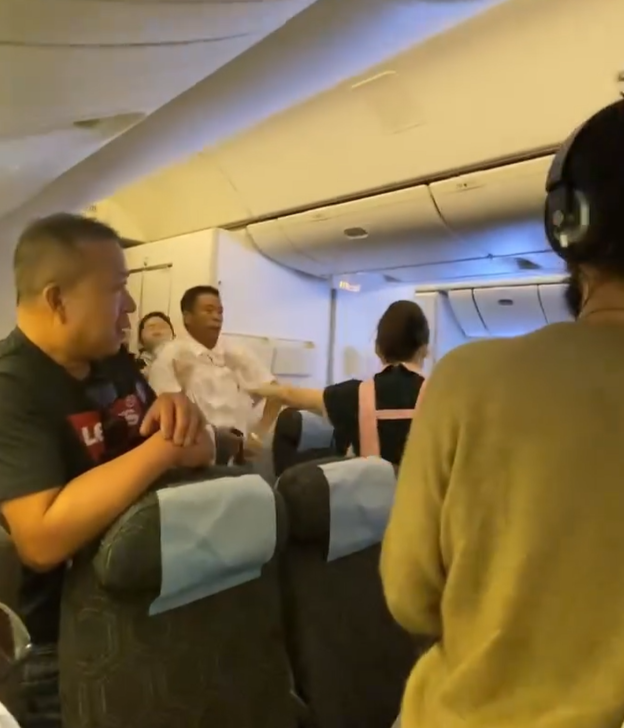 幸最後在其他人的協助之下,把他們拉開,及後分至不同座位區,抵達目的地後將二人交由警方處理。(影片截圖)