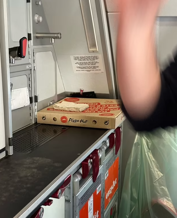 有照片可見機上有薄餅盒,相信機長是去了買薄餅給機組人員。(互聯網)