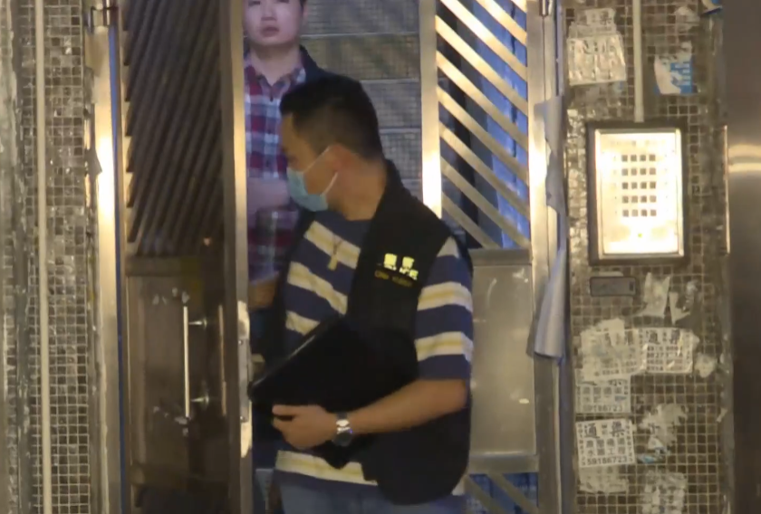 案發後,大批警員到場在涉案單位內調查。 (有線新聞畫面)