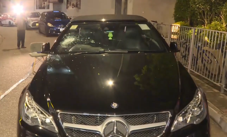 5名非華裔男子及3名本地男子手持木棍闖入德業街6至14號一間洗車店破壞。(有線新聞畫面)