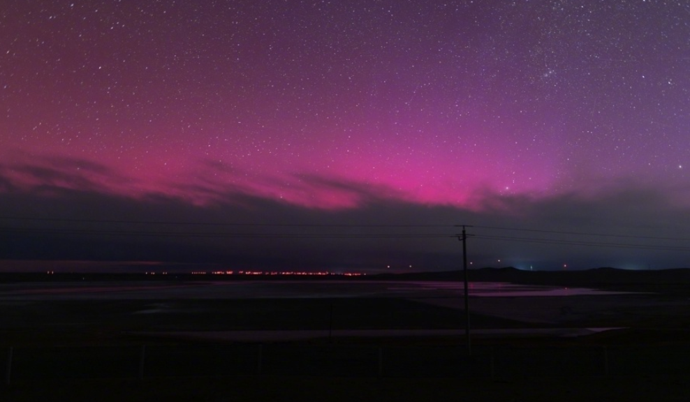 在內地,內蒙古錫林浩特市上空,凌晨出現紫紅色的極光(網上圖片)