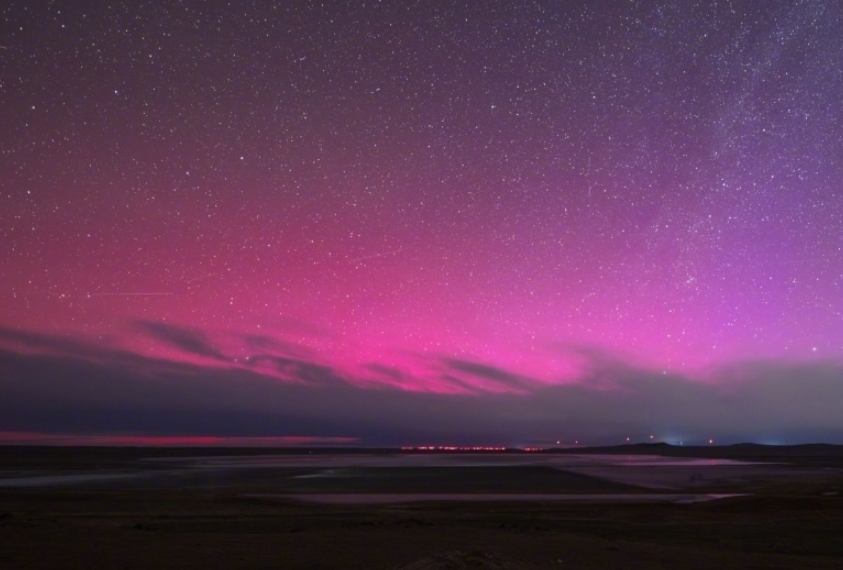 在內地,內蒙古錫林浩特市上空,凌晨出現紫紅色的極光(網上圖片)