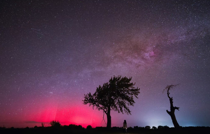 在內地,內蒙古錫林浩特市上空,凌晨出現紫紅色的極光(網上圖片)