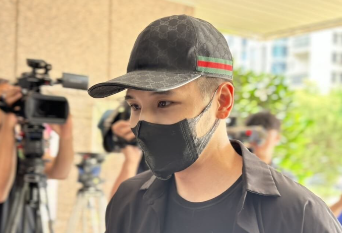 Mr.R今日(11日)被傳喚到警局錄口供,他鞠躬道歉,承諾以後不會這樣做。