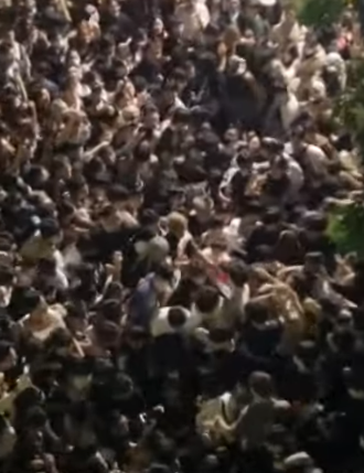 台灣網紅Mr.R周五(10日)晚上於台北信義區鬧市大撒合共10萬元新台幣(約2.4萬港元)的千元紙鈔,吸引約3000人到場瘋搶並引發推撞,據報有多人跌倒,驚動警方介入