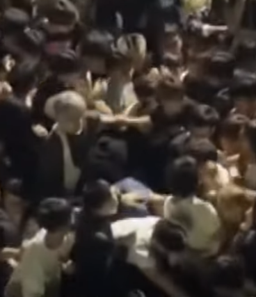 台灣網紅Mr.R周五(10日)晚上於台北信義區鬧市大撒合共10萬元新台幣(約2.4萬港元)的千元紙鈔,吸引約3000人到場瘋搶並引發推撞,據報有多人跌倒,驚動警方介入