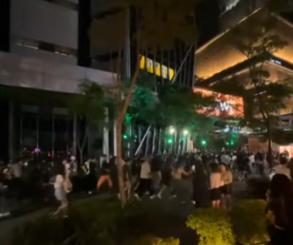 台灣網紅Mr.R周五(10日)晚上於台北信義區鬧市大撒合共10萬元新台幣(約2.4萬港元)的千元紙鈔,吸引約3000人到場瘋搶並引發推撞,據報有多人跌倒,驚動警方介入