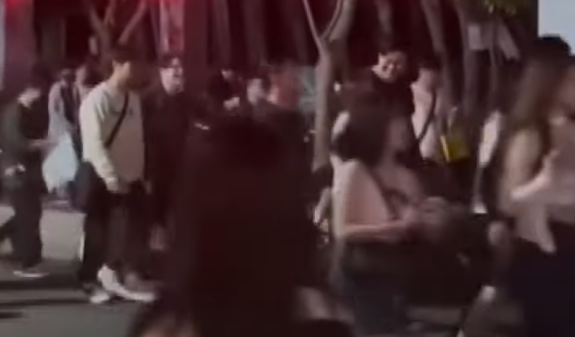 台灣網紅Mr.R周五(10日)晚上於台北信義區鬧市大撒合共10萬元新台幣(約2.4萬港元)的千元紙鈔,吸引約3000人到場瘋搶並引發推撞,據報有多人跌倒,驚動警方介入