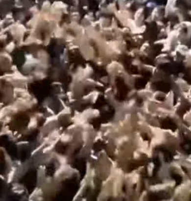 台灣網紅Mr.R周五(10日)晚上於台北信義區鬧市大撒合共10萬元新台幣(約2.4萬港元)的千元紙鈔,吸引約3000人到場瘋搶並引發推撞,據報有多人跌倒,驚動警方介入