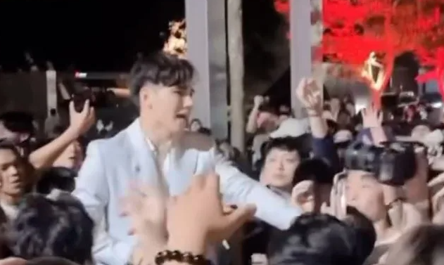 台灣網紅Mr.R周五(10日)晚上於台北信義區鬧市大撒合共10萬元新台幣(約2.4萬港元)的千元紙鈔,吸引約3000人到場瘋搶並引發推撞,據報有多人跌倒,驚動警方介入