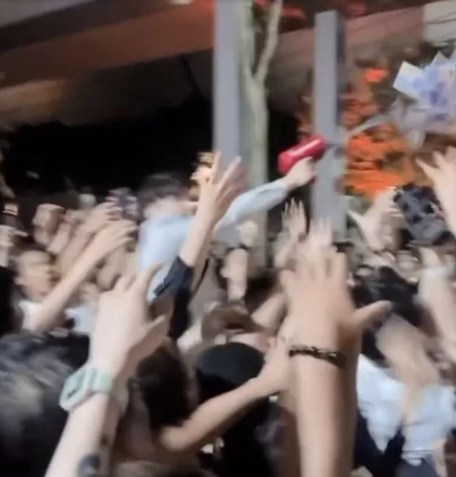 台灣網紅Mr.R周五(10日)晚上於台北信義區鬧市大撒合共10萬元新台幣(約2.4萬港元)的千元紙鈔,吸引約3000人到場瘋搶並引發推撞,據報有多人跌倒,驚動警方介入