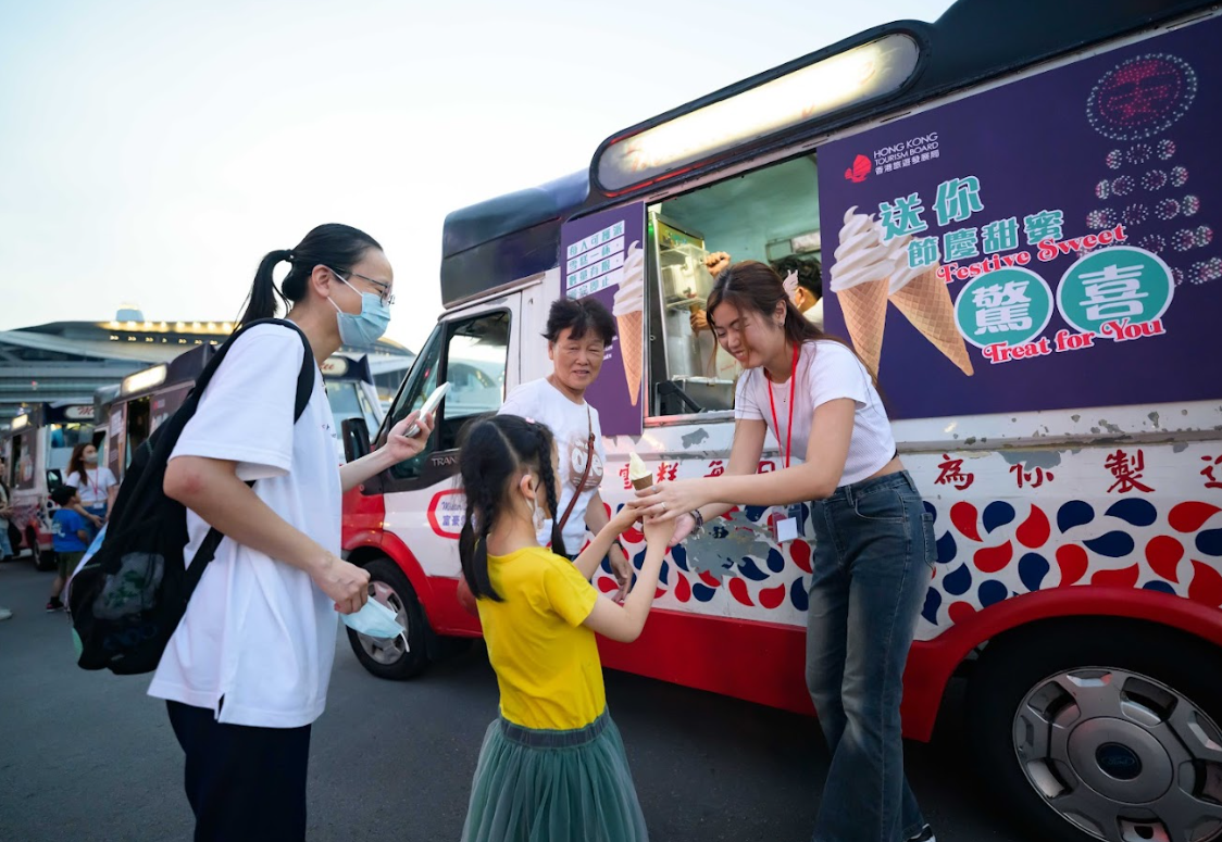 不少市民和旅客在場等候,及在附近空地免費領取雪糕,大排長龍。(旅發局圖片)