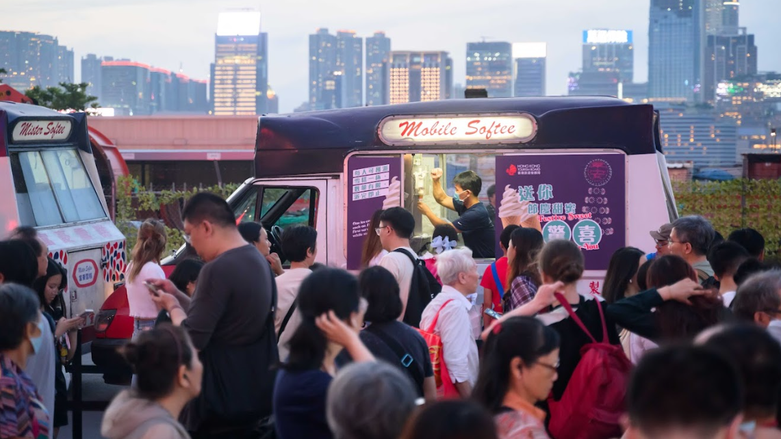 不少市民和旅客在場等候,及在附近空地免費領取雪糕,大排長龍。(旅發局圖片)