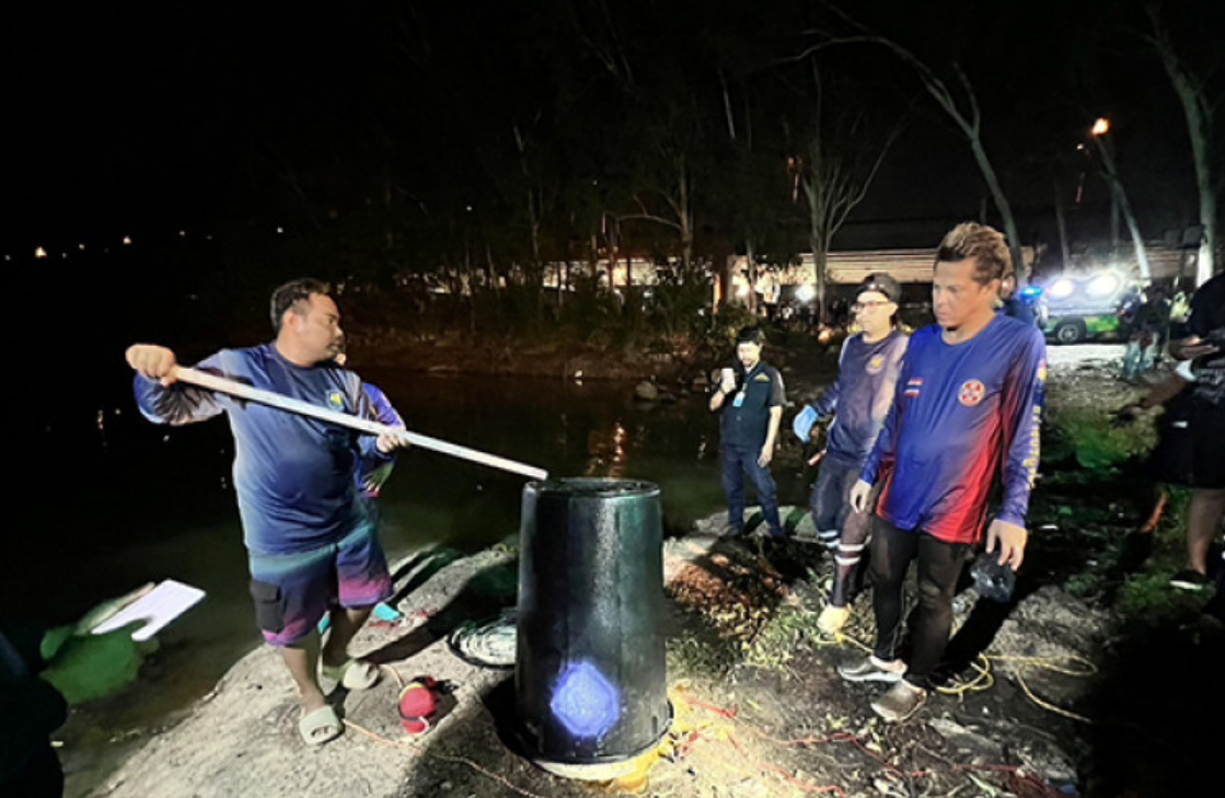 警方經連日追蹤,周六(11日)派出潛水員在芭堤雅一個水塘搜索,晚上打撈出一個200公升容量的黑色大膠桶,內裏裝滿水泥,死者就藏屍桶內,全部手指被切斷,相信是有人欲阻礙警方尋找死者身份。
