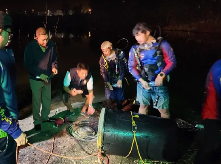 警方經連日追蹤,周六(11日)派出潛水員在芭堤雅一個水塘搜索,晚上打撈出一個200公升容量的黑色大膠桶,內裏裝滿水泥,死者就藏屍桶內,全部手指被切斷,相信是有人欲阻礙警方尋找死者身份