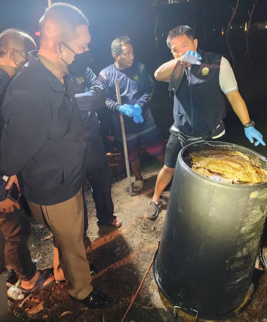 警方經連日追蹤,周六(11日)派出潛水員在芭堤雅一個水塘搜索,晚上打撈出一個200公升容量的黑色大膠桶,內裏裝滿水泥,死者就藏屍桶內,全部手指被切斷,相信是有人欲阻礙警方尋找死者身份