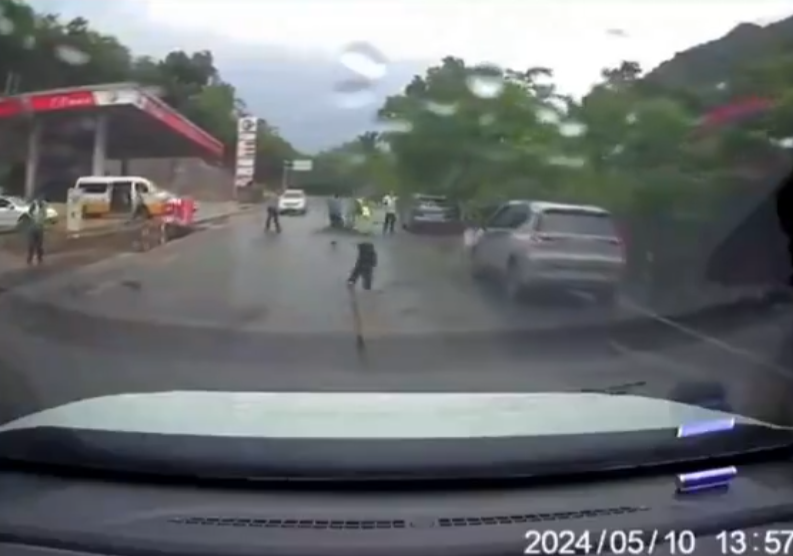 雲南有交通執法人員跳上一輛汽車車頭後詐傷,恍如「碰瓷黨」行騙手法,被外界質疑「碰瓷式執法」。