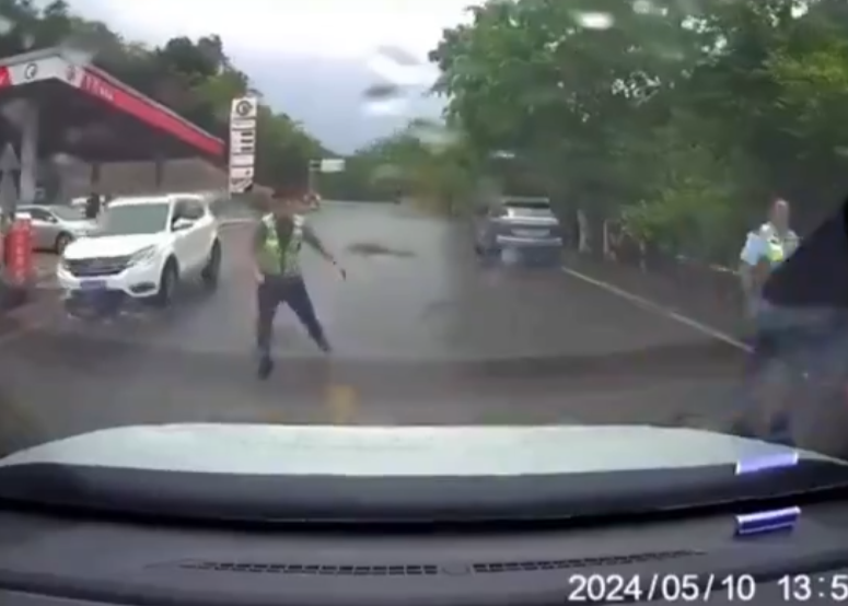 雲南有交通執法人員跳上一輛汽車車頭後詐傷,恍如「碰瓷黨」行騙手法,被外界質疑「碰瓷式執法」。