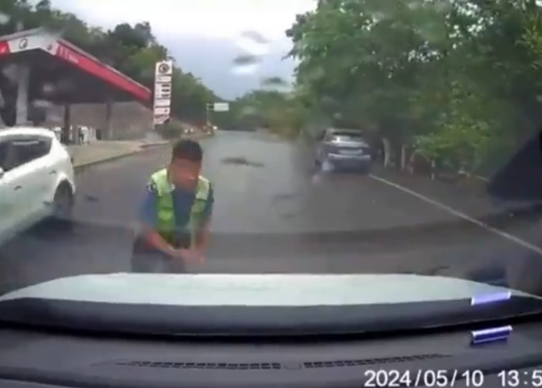 雲南有交通執法人員跳上一輛汽車車頭後詐傷,恍如「碰瓷黨」行騙手法,被外界質疑「碰瓷式執法」。