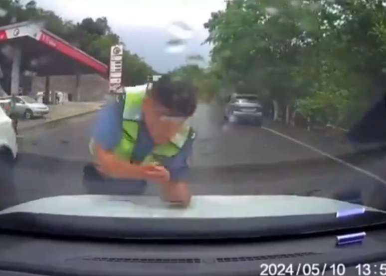 雲南有交通執法人員跳上一輛汽車車頭後詐傷,恍如「碰瓷黨」行騙手法,被外界質疑「碰瓷式執法」。