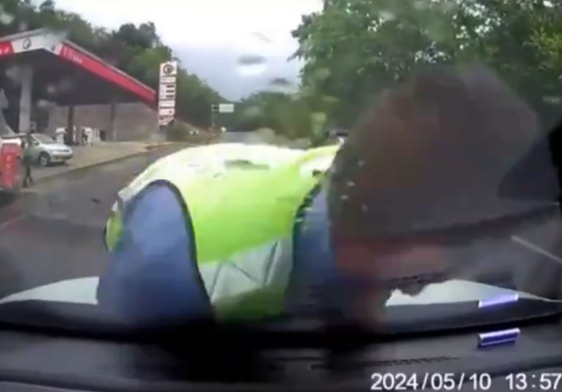 雲南有交通執法人員跳上一輛汽車車頭後詐傷,恍如「碰瓷黨」行騙手法,被外界質疑「碰瓷式執法」。