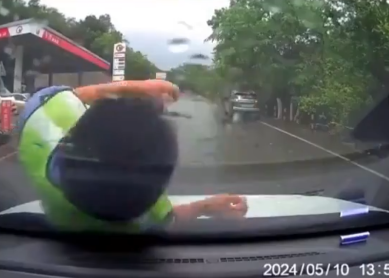 雲南有交通執法人員跳上一輛汽車車頭後詐傷,恍如「碰瓷黨」行騙手法,被外界質疑「碰瓷式執法」。