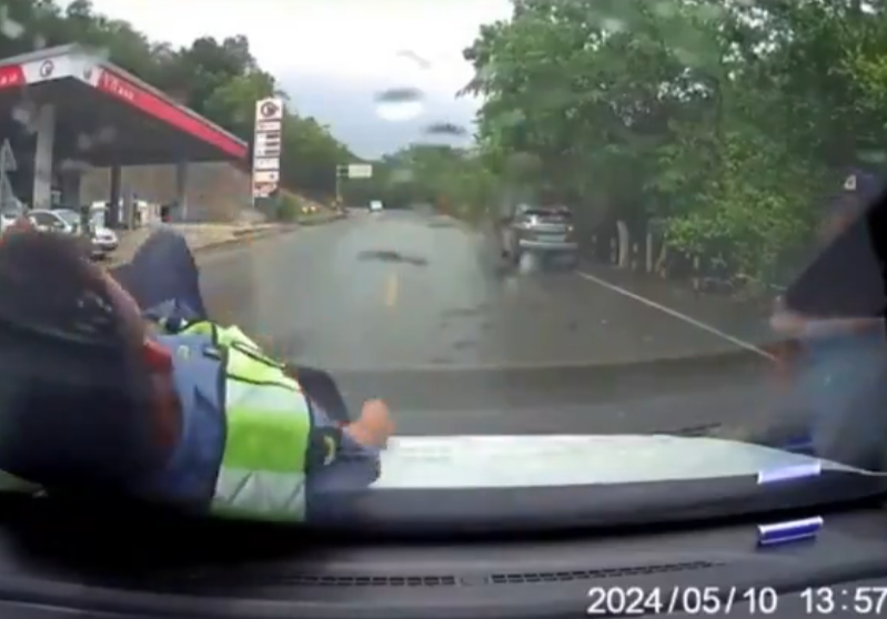 雲南有交通執法人員跳上一輛汽車車頭後詐傷,恍如「碰瓷黨」行騙手法,被外界質疑「碰瓷式執法」。