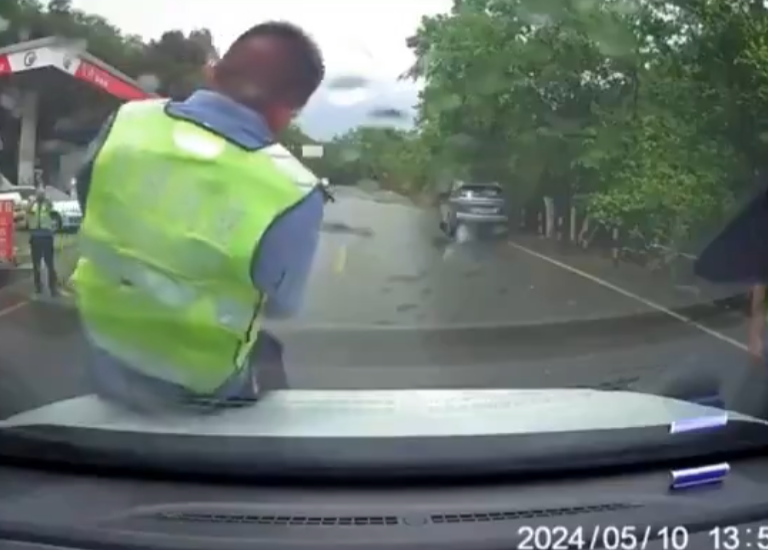 雲南有交通執法人員跳上一輛汽車車頭後詐傷,恍如「碰瓷黨」行騙手法,被外界質疑「碰瓷式執法」。