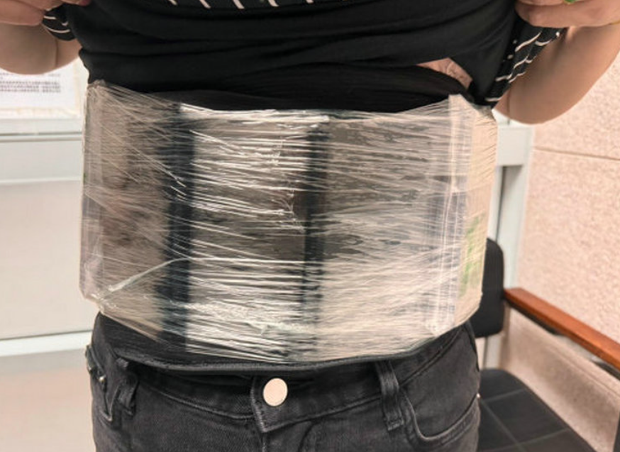 澳門海關表示,一名女子上周五(10日)從關閘口岸出境時,步履蹣跚、眼神閃縮,被截查後發現綁藏50部舊手提電話及9隻電子手錶,涉嫌偷運走私