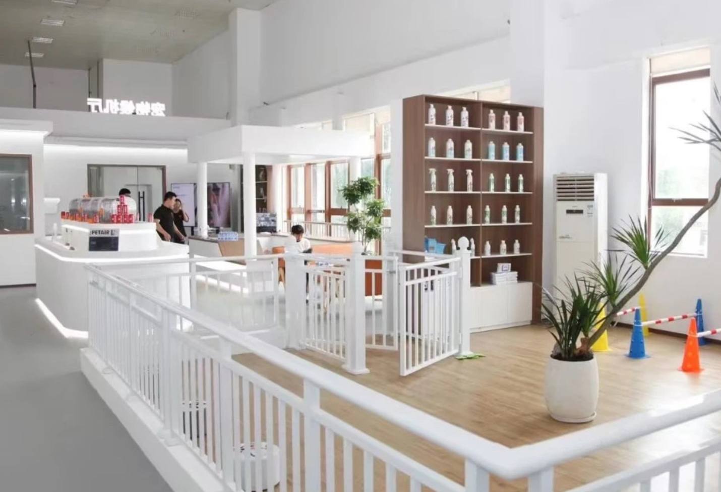 深圳機場寵物候機廳啟用,推出一站式寵物出行服務,讓旅客網上全程查看寵物狀態,目前累計服務了約40隻寵物,是中國首個寵物候機廳。(網上圖片)