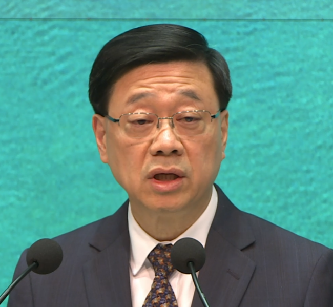 特首李家超早前指,對涉案袁松彪的印象僅曾影畢業照。(直播畫面)