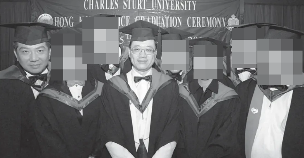 袁松彪(左一)過去曾擔任香港警隊的水警及交通總部警司,2002年與時任總警司的李家超一同修讀澳洲查理斯史都華大學的公共行政碩士學位。