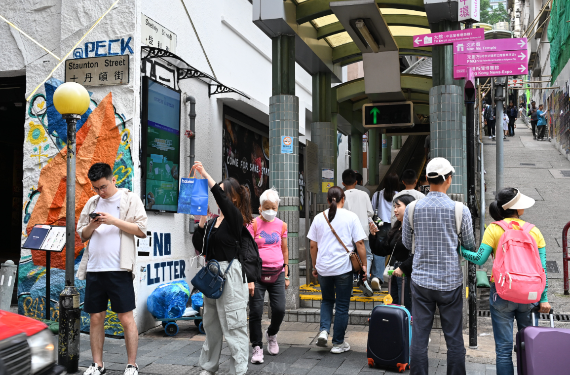 內地再開放多8個城市赴港澳自由行,協助港府提振經濟。(中通社)