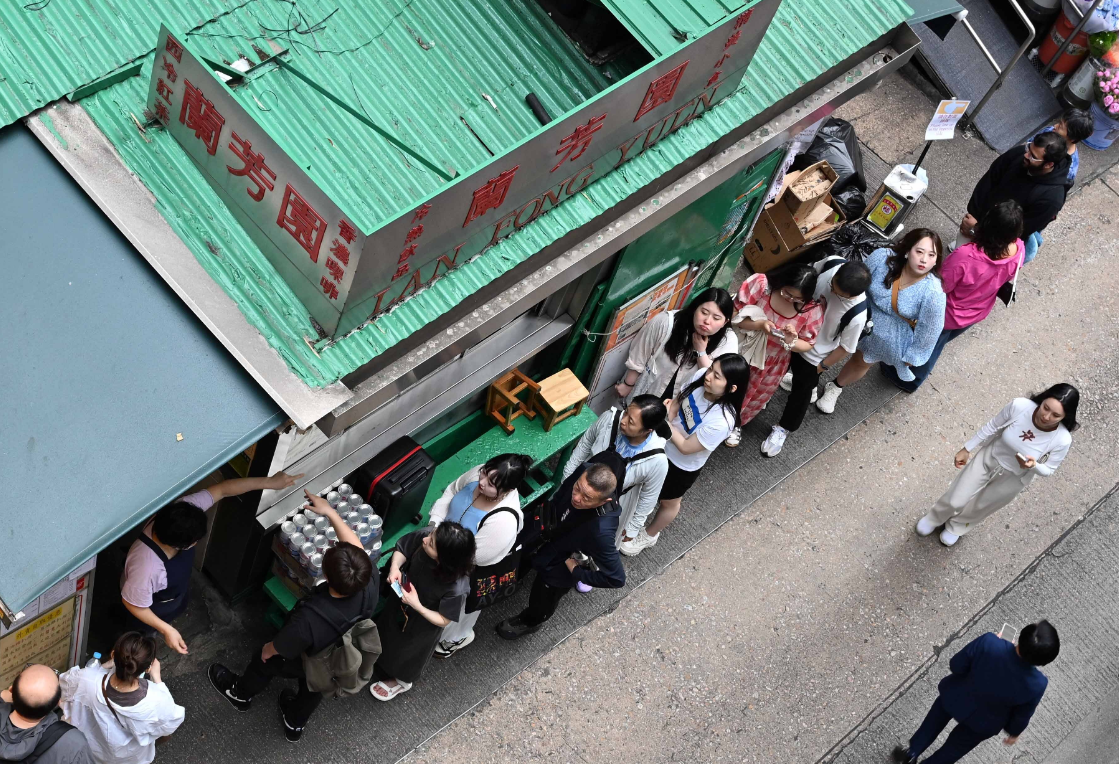 內地再開放多8個城市赴港澳自由行,協助港府提振經濟。(中通社)