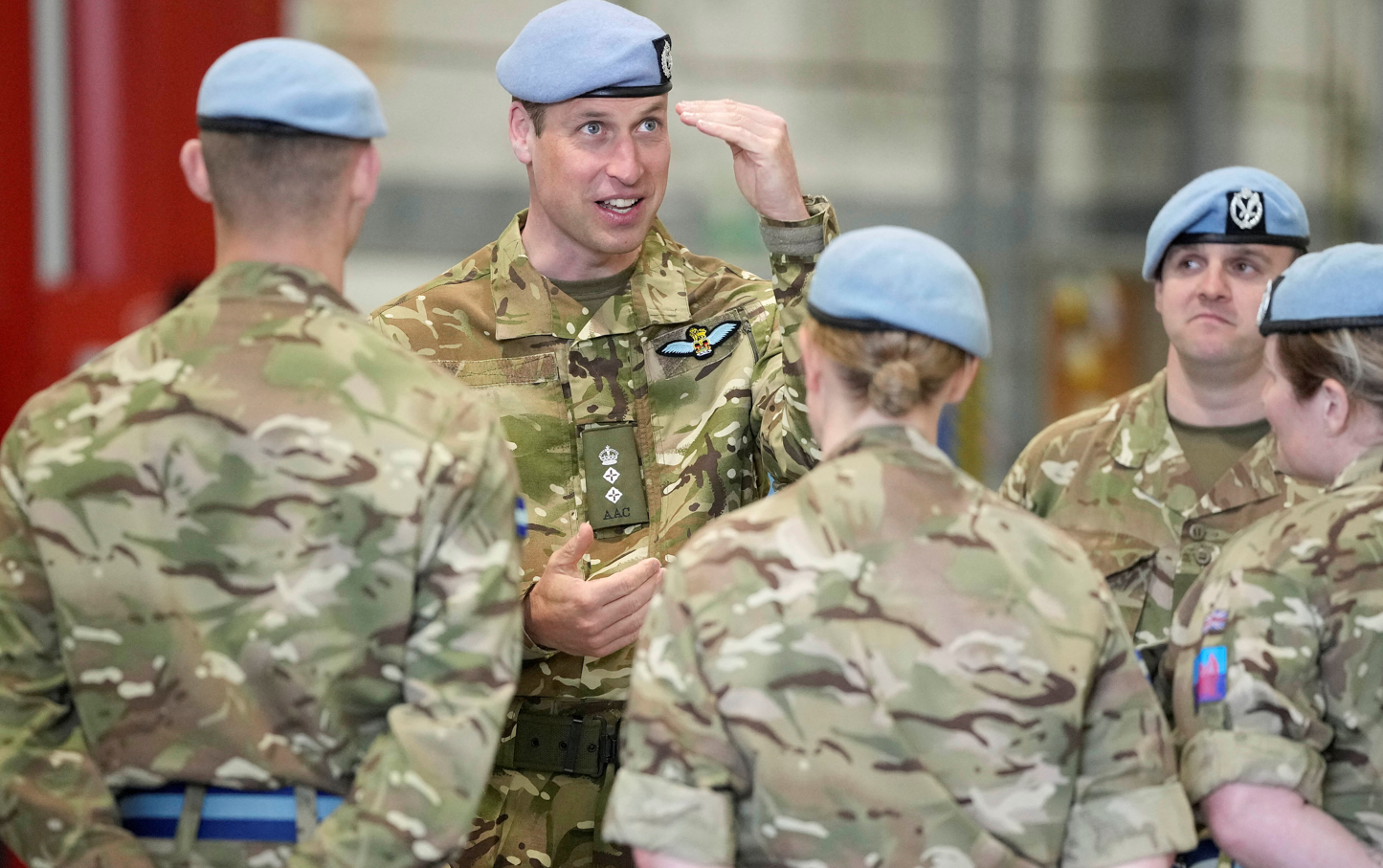 威廉王子其聽取陸軍航空隊工作簡報,並視察訓練和作戰飛機。(路透社)