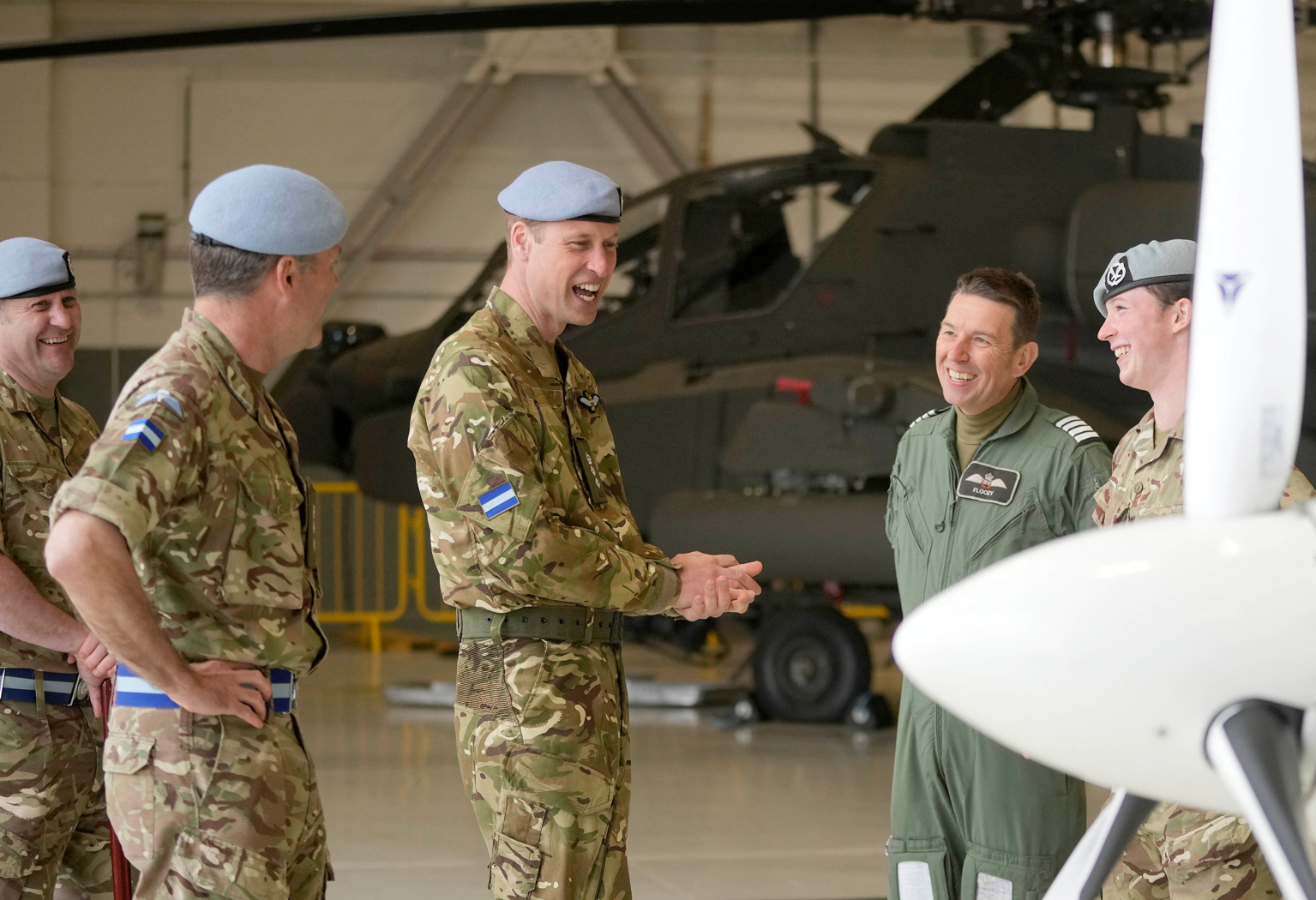 威廉王子其聽取陸軍航空隊工作簡報,並視察訓練和作戰飛機。(路透社)