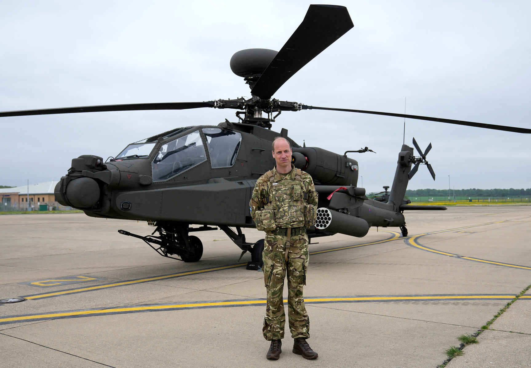 威廉王子其聽取陸軍航空隊工作簡報,並視察訓練和作戰飛機。(路透社)