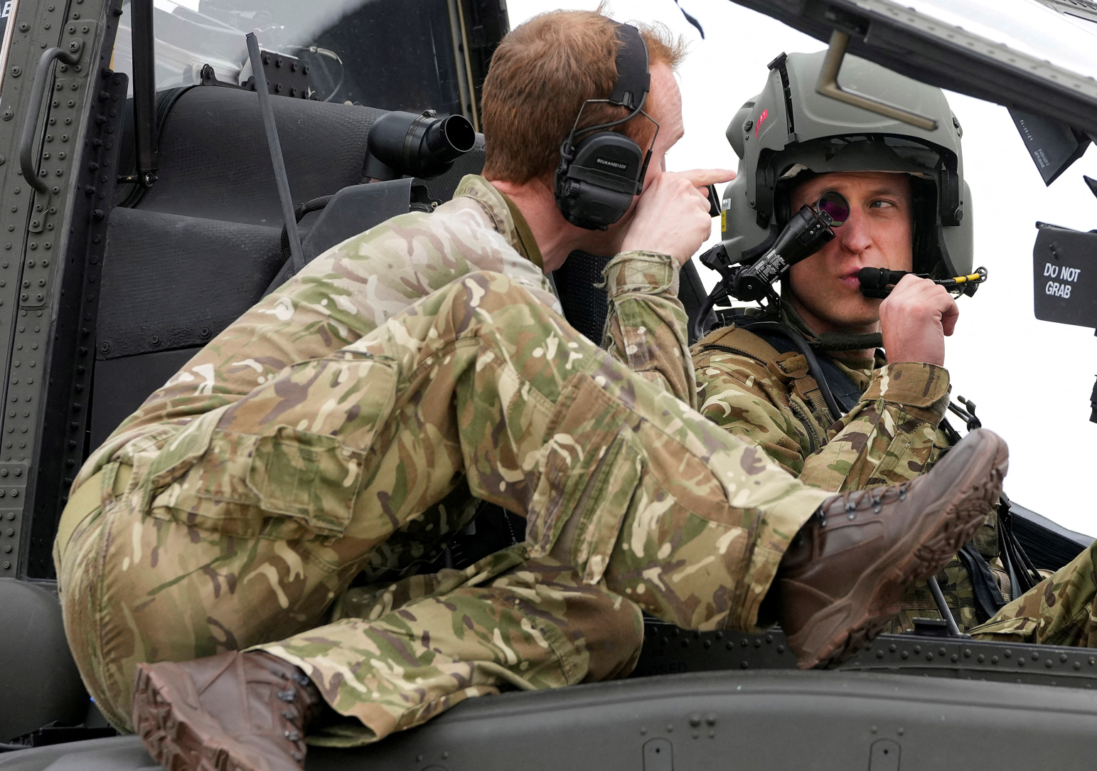 威廉王子其聽取陸軍航空隊工作簡報,並視察訓練和作戰飛機。(路透社)