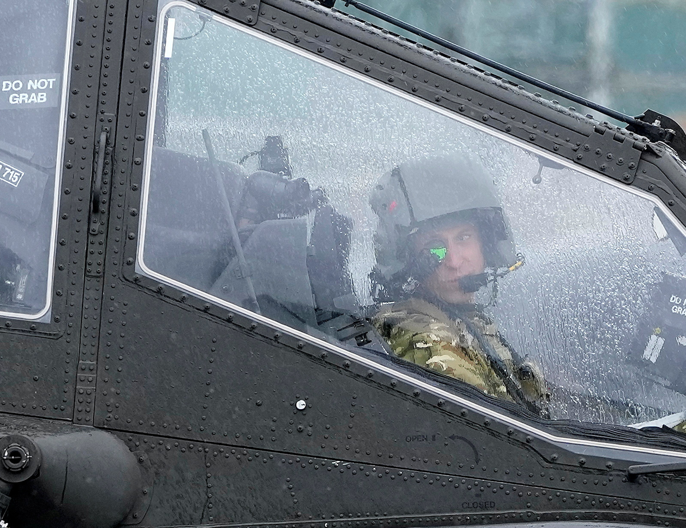 威廉王子其聽取陸軍航空隊工作簡報,並視察訓練和作戰飛機。(路透社)