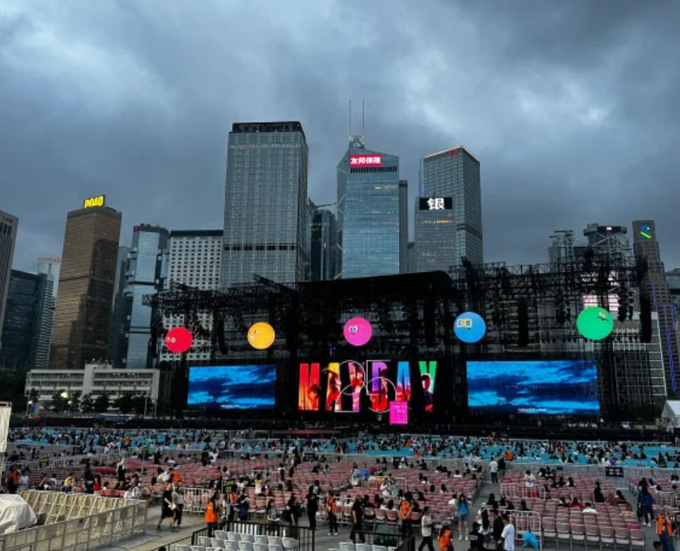 廣州一名女子上周到香港觀看五月天演唱會後,於中環坐直通巴回廣州,抵達後拿行李的時候被司機關上行李架門,幾乎被困倉內,幸身旁有人發現及時通知司機(小紅書圖片)