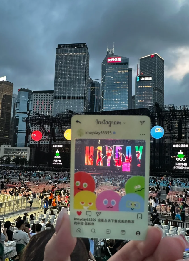 廣州一名女子上周到香港觀看五月天演唱會後,於中環坐直通巴回廣州,抵達後拿行李的時候被司機關上行李架門,幾乎被困倉內,幸身旁有人發現及時通知司機(小紅書圖片)