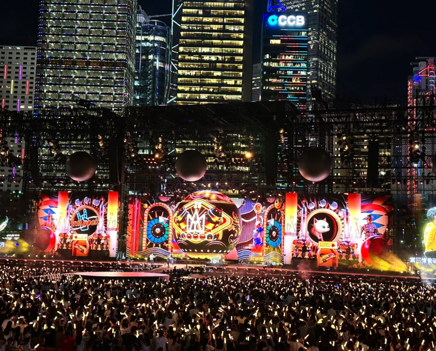 廣州一名女子上周到香港觀看五月天演唱會後,於中環坐直通巴回廣州,抵達後拿行李的時候被司機關上行李架門,幾乎被困倉內,幸身旁有人發現及時通知司機(小紅書圖片)