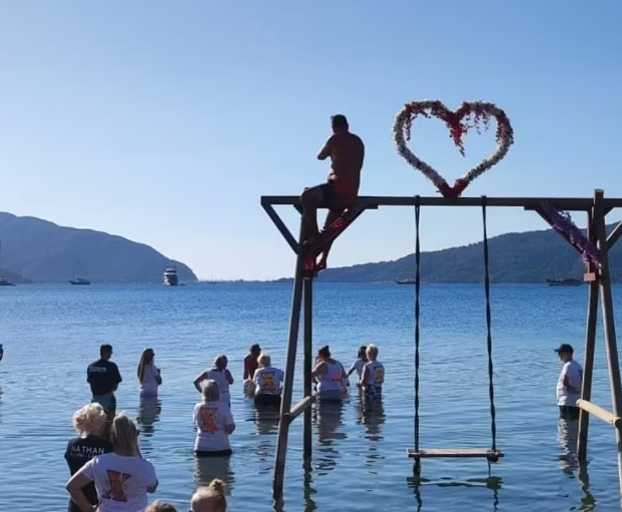 一批英國遊客在土耳其一海灘擅自撒骨灰,引發爭議。(互聯網)